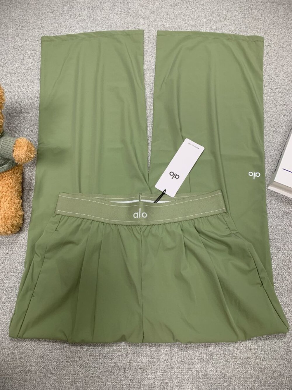 NWT ALO Yoga Dune Grass Trouser🧘♀️Downtown Athleisure Suit Up 30" Inseam - Picture 3 of 10
